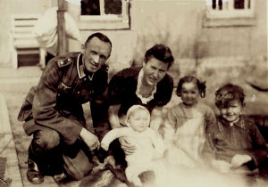 03-1945-be-fam.jpg